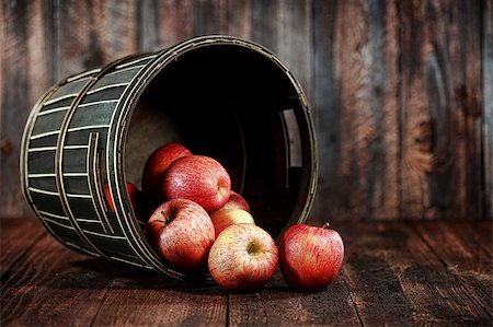 Rustic Barrel Full of Red Apples on Wood Grunge  Background Fotografie stock - Microstock e Abbonamento, Codice: 400-07049554