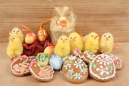 simsearch:400-04145237,k - easter decoration, ginger bread, chicken and painted eggs wooden background Foto de stock - Royalty-Free Super Valor e Assinatura, Número: 400-07040152