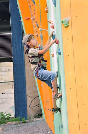 6 year old child climbing up the wall Photographie de stock - Aubaine LD & Abonnement, Code: 400-07040701