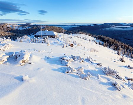 simsearch:400-07101023,k - Morning winter mountain landscape with snow covered trees and house on ridge Photographie de stock - Aubaine LD & Abonnement, Code: 400-07042035