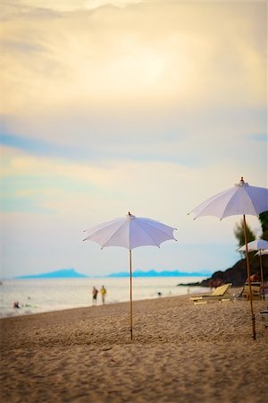 simsearch:400-04893796,k - sun umbrellas on beach at evening in Thailand Foto de stock - Super Valor sin royalties y Suscripción, Código: 400-07042484