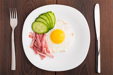 simsearch:400-07036577,k - Fried egg with ham and cucumber on a plate Stock Photo - Budget Royalty-Free & Subscription, Code: 400-07042635