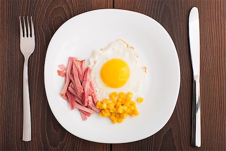 simsearch:400-07036577,k - Fried egg with ham and corn on a white plate Stock Photo - Budget Royalty-Free & Subscription, Code: 400-07042636