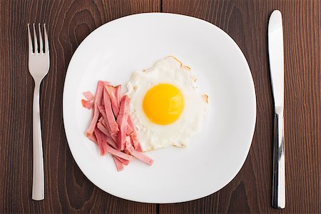 simsearch:400-07036577,k - Fried egg with ham on a white plate Stock Photo - Budget Royalty-Free & Subscription, Code: 400-07042633