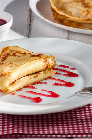 simsearch:400-07042820,k - light summer breakfast with hot pancake and raspberry jam illuminated by rays of the Sun Stock Photo - Budget Royalty-Free & Subscription, Code: 400-07042824