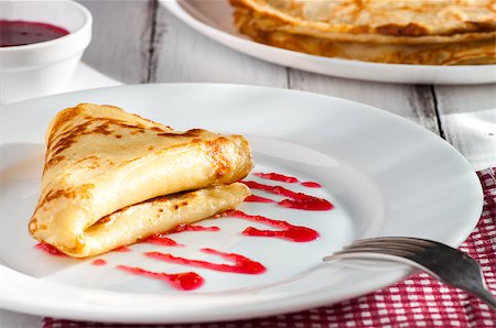 simsearch:400-07042820,k - light summer breakfast with hot pancake and raspberry jam illuminated by rays of the Sun Stock Photo - Budget Royalty-Free & Subscription, Code: 400-07042825