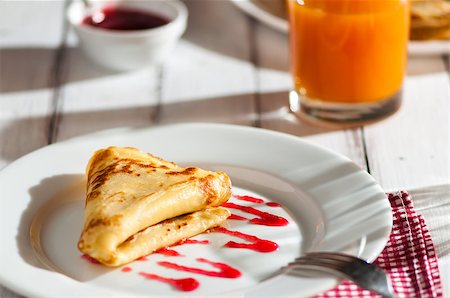 simsearch:400-07042820,k - light summer breakfast with hot pancake and raspberry jam illuminated by rays of the Sun Stock Photo - Budget Royalty-Free & Subscription, Code: 400-07042827