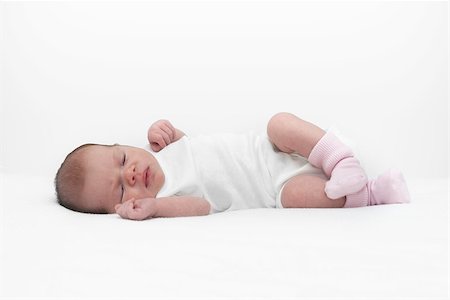 Adorable newborn baby girl is napping on white blanket Stockbilder - Microstock & Abonnement, Bildnummer: 400-07043395