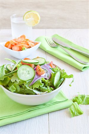 simsearch:400-04299967,k - Healthy Salad with tomato, onion, cucumber and lettuce on table Photographie de stock - Aubaine LD & Abonnement, Code: 400-07043536