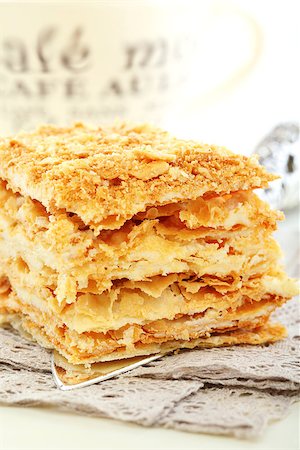 Cake of puff pastry on a linen napkin. Foto de stock - Super Valor sin royalties y Suscripción, Código: 400-07054172