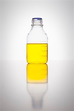 simsearch:400-07091851,k - A glass bottle with yellow liquid in a laboratory Stock Photo - Budget Royalty-Free & Subscription, Code: 400-07054397