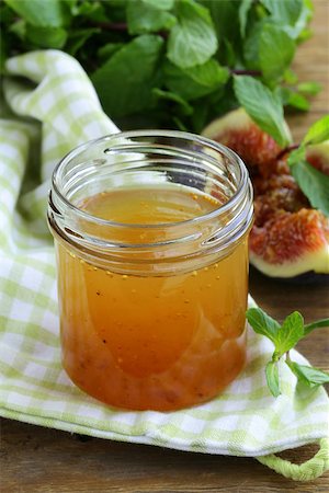 simsearch:400-06639321,k - fig jam with fresh berries on the wooden table Stock Photo - Budget Royalty-Free & Subscription, Code: 400-07055075