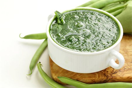 simsearch:400-07298426,k - green cream soup of spinach and green peas in white bowl Stock Photo - Budget Royalty-Free & Subscription, Code: 400-07055691