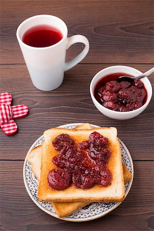 picture of jam on toast and tea - Toast with strawberry jam on a wooden table Stock Photo - Budget Royalty-Free & Subscription, Code: 400-07056196