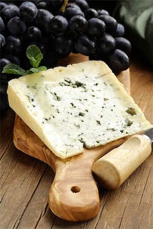 simsearch:400-06741554,k - piece of blue cheese with grapes on a wooden board Foto de stock - Royalty-Free Super Valor e Assinatura, Número: 400-07056204