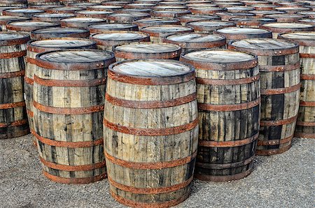 fair - Detail of stacked whisky casks and barrels Photographie de stock - Aubaine LD & Abonnement, Code: 400-07056388