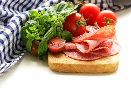 simsearch:400-06063216,k - smoked sausage, tomatoes and basil on a wooden cutting board Fotografie stock - Microstock e Abbonamento, Codice: 400-07056809