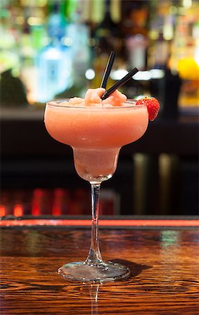 Close up on colourful frozen daiquiri in a classy bar Photographie de stock - Aubaine LD & Abonnement, Code: 400-07057148