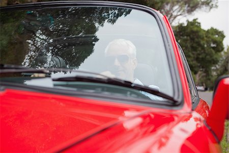 simsearch:400-07057982,k - Handsome man driving red convertible on a bright day Foto de stock - Super Valor sin royalties y Suscripción, Código: 400-07057971