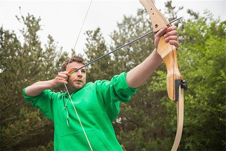 Concentrating man practicing archery at the range Foto de stock - Super Valor sin royalties y Suscripción, Código: 400-07058556