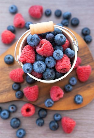 simsearch:400-05147624,k - Fresh blueberries and raspberries in a white bucket on  wooden background Foto de stock - Super Valor sin royalties y Suscripción, Código: 400-07050772