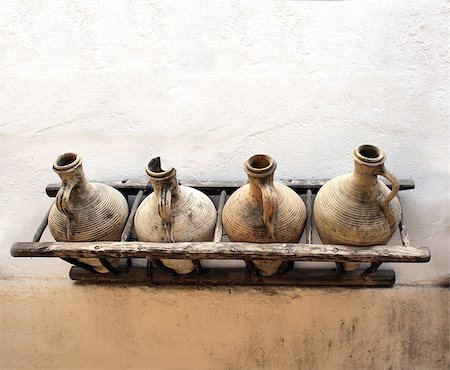 Ancient pitchers on stucco wall Foto de stock - Super Valor sin royalties y Suscripción, Código: 400-07050995
