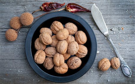 plate whith english walnut on wooden background Stock Photo - Budget Royalty-Free & Subscription, Code: 400-07052653