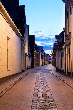 simsearch:400-06875437,k - narrow street in Groningen at night, Netherlands Foto de stock - Super Valor sin royalties y Suscripción, Código: 400-07052699
