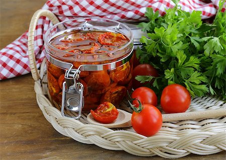 simsearch:400-06096133,k - sun-dried tomatoes with herbs and olive oil in the pot Fotografie stock - Microstock e Abbonamento, Codice: 400-07052815