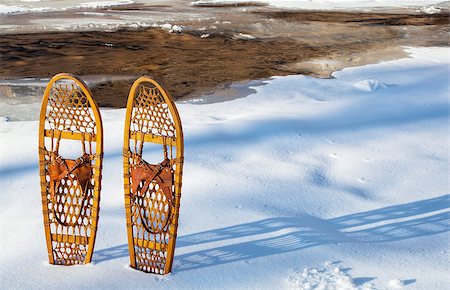 classic wooden Bear Paw snowshoes on the shore of partially frozen Cache la Poudre River near Fort Collins, Colorado Photographie de stock - Aubaine LD & Abonnement, Code: 400-07053300