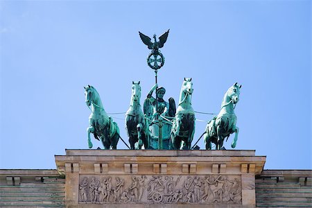 puerta de brandemburgo - Statue on the Brandenburg Gate in Berlin Foto de stock - Super Valor sin royalties y Suscripción, Código: 400-07053997