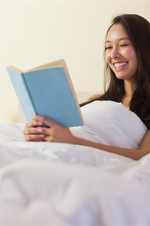 simsearch:6109-08489191,k - Pretty young asian woman sitting in bed reading a book at home in bedroom Fotografie stock - Microstock e Abbonamento, Codice: 400-07060669