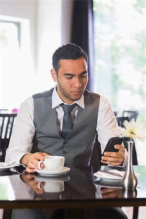 simsearch:400-07141019,k - Businessman having coffee in restaurant using phone Stockbilder - Microstock & Abonnement, Bildnummer: 400-07060747