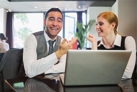 simsearch:400-07137867,k - Laughing business people working on laptop in a restaurant Fotografie stock - Microstock e Abbonamento, Codice: 400-07060778