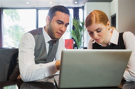 simsearch:400-07137867,k - Business people working together on laptop in a restaurant Fotografie stock - Microstock e Abbonamento, Codice: 400-07060779