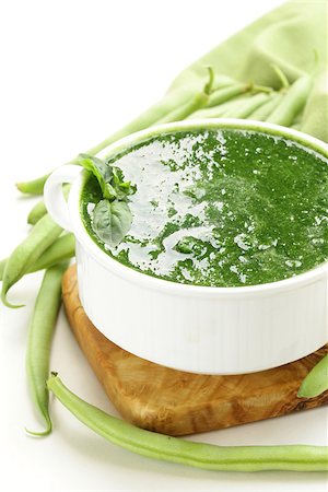 simsearch:400-07298426,k - green cream soup of spinach and green peas in white bowl Stock Photo - Budget Royalty-Free & Subscription, Code: 400-07060880