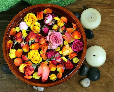 simsearch:614-00913197,k - wooden bowl with roses and petals of flowers - spa concept Foto de stock - Super Valor sin royalties y Suscripción, Código: 400-07061196