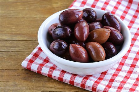simsearch:400-07219392,k - ripe black kalamata olives in a white bowl Stock Photo - Budget Royalty-Free & Subscription, Code: 400-07061202