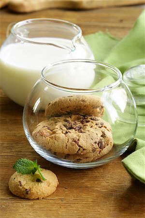 simsearch:640-02772614,k - breakfast cookies with chocolate and milk on a wooden table Stock Photo - Budget Royalty-Free & Subscription, Code: 400-07061899