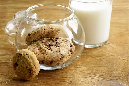 simsearch:640-02772614,k - breakfast cookies with chocolate and milk on a wooden table Stock Photo - Budget Royalty-Free & Subscription, Code: 400-07061902