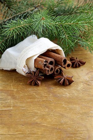 simsearch:400-07321770,k - Christmas spices - cinnamon sticks and star anise Foto de stock - Super Valor sin royalties y Suscripción, Código: 400-07062204