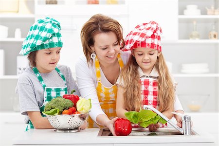 simsearch:400-06553851,k - Woman and kids preparing the vegetables for a meal - washing them Foto de stock - Super Valor sin royalties y Suscripción, Código: 400-07086809