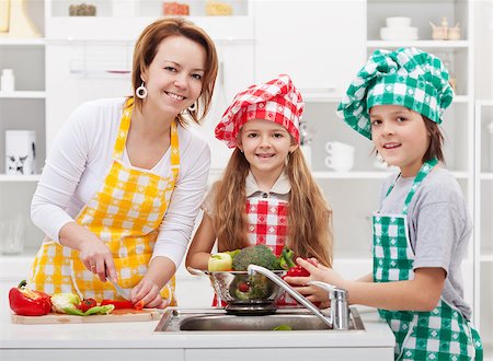 simsearch:400-06553851,k - Kids helping mother preparing a salad in the kitchen - washing the vegetables Foto de stock - Super Valor sin royalties y Suscripción, Código: 400-07086811