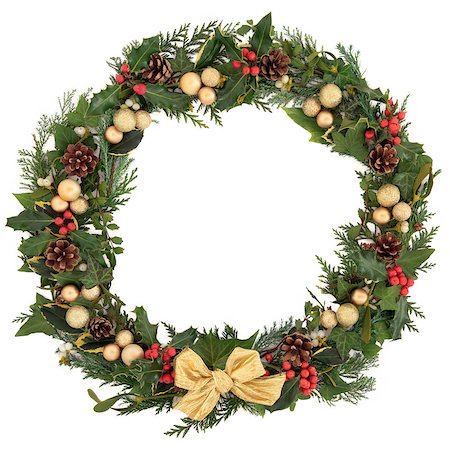 Christmas floral wreath decoration with baubles, gold  bow, holly, mistletoe and winter greenery over white background. Foto de stock - Super Valor sin royalties y Suscripción, Código: 400-07086945