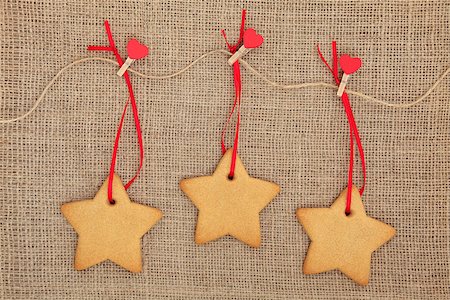 simsearch:400-07614271,k - Christmas gingerbread cookies hanging on a line with red heart pegs  over hessian  background. Foto de stock - Royalty-Free Super Valor e Assinatura, Número: 400-07086988