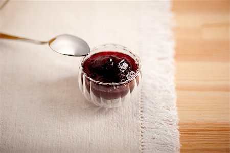 berry jam bowl closeup with spoon on side Photographie de stock - Aubaine LD & Abonnement, Code: 400-07088150