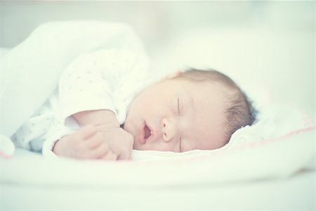 simsearch:400-07088353,k - Cute Baby Sleeping With Mouth Open on White Blanket Foto de stock - Royalty-Free Super Valor e Assinatura, Número: 400-07088348