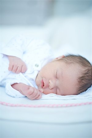 simsearch:400-07088353,k - Sweet Baby Girl Sleeping on White Blanket Foto de stock - Royalty-Free Super Valor e Assinatura, Número: 400-07088352