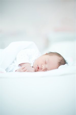 simsearch:400-07088353,k - Cute Newborn Baby Laying on White Bed Foto de stock - Royalty-Free Super Valor e Assinatura, Número: 400-07088353