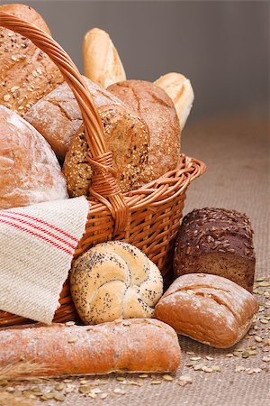 simsearch:400-08504275,k - Various breads in basket on canvas tablecloth Foto de stock - Super Valor sin royalties y Suscripción, Código: 400-07088709